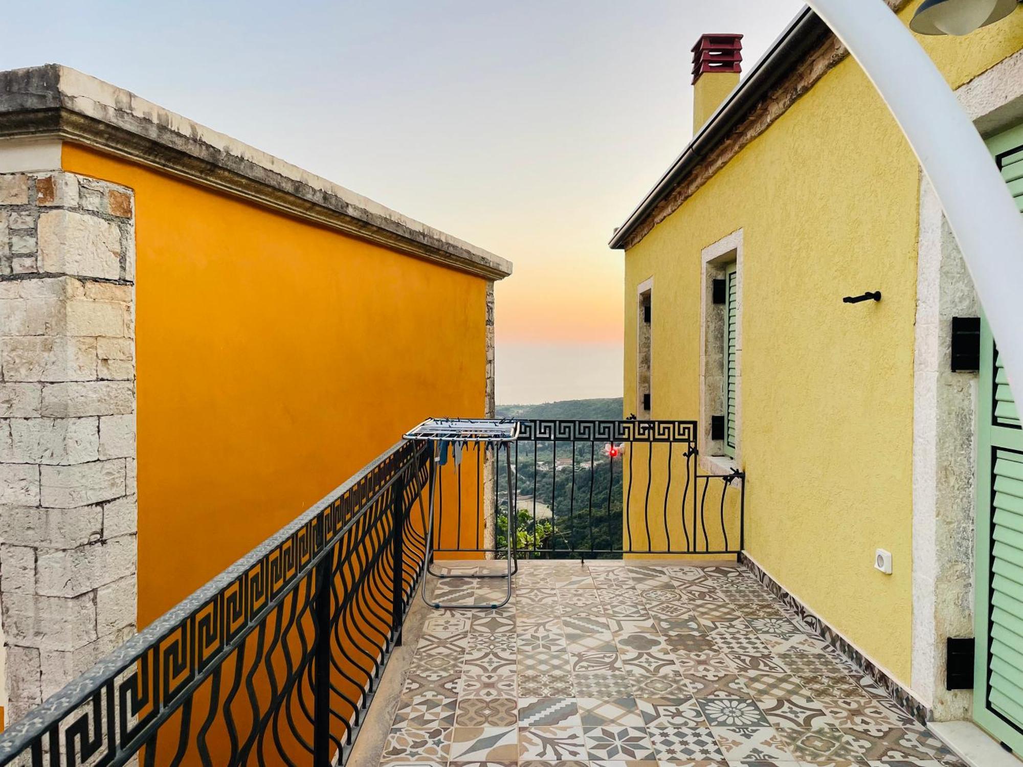 Guesthouse Near The Castle Of Himare Exterior foto