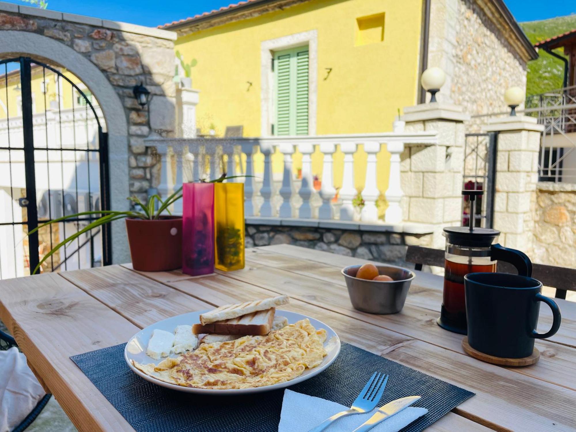 Guesthouse Near The Castle Of Himare Exterior foto