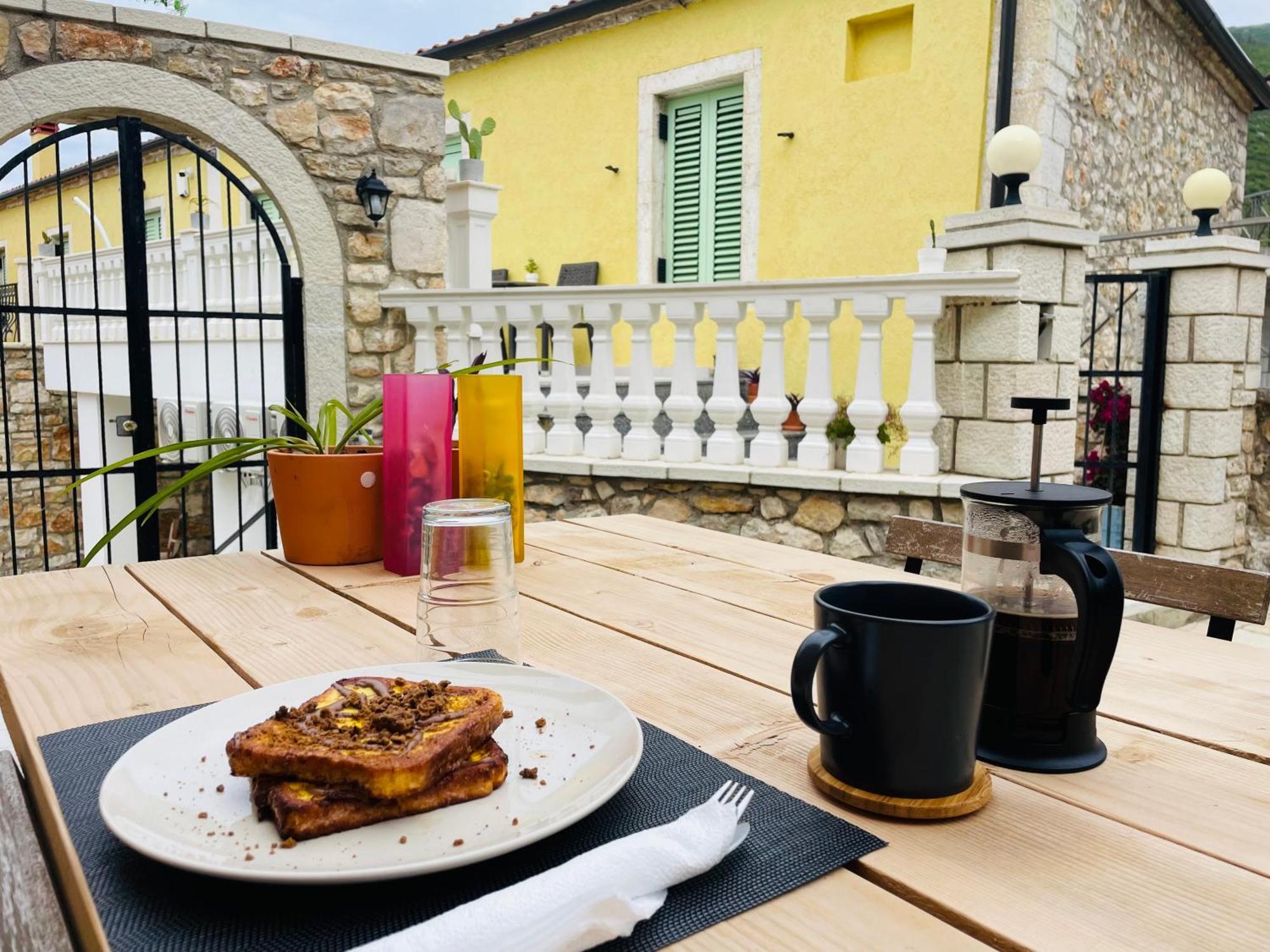 Guesthouse Near The Castle Of Himare Exterior foto