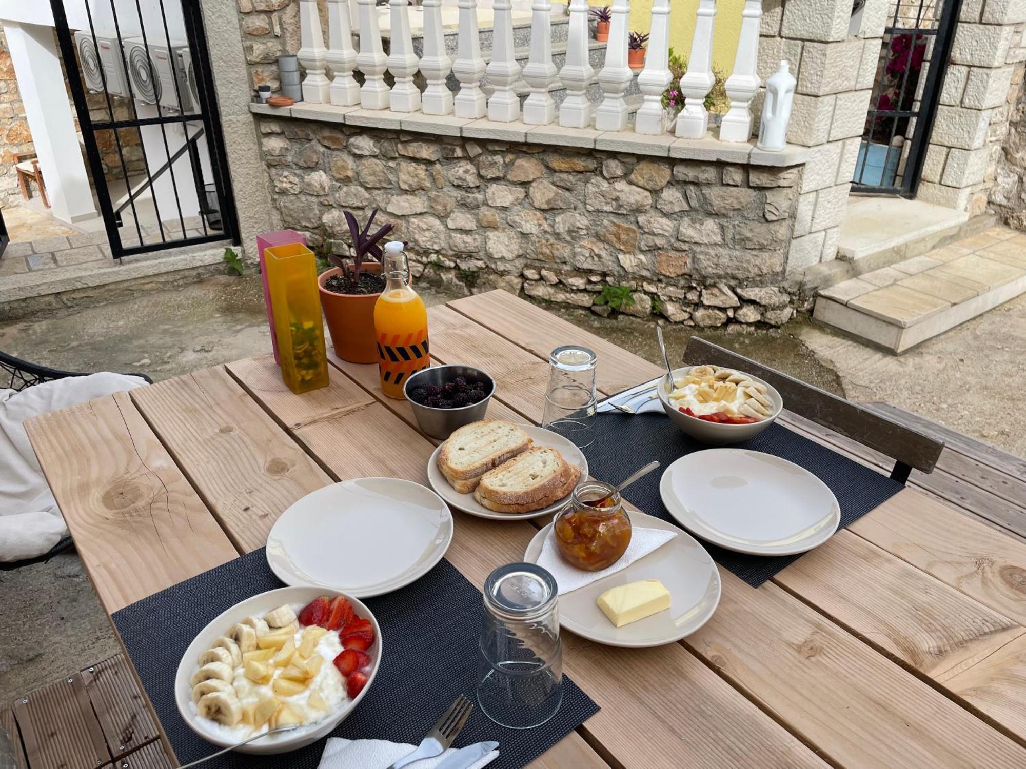 Guesthouse Near The Castle Of Himare Exterior foto