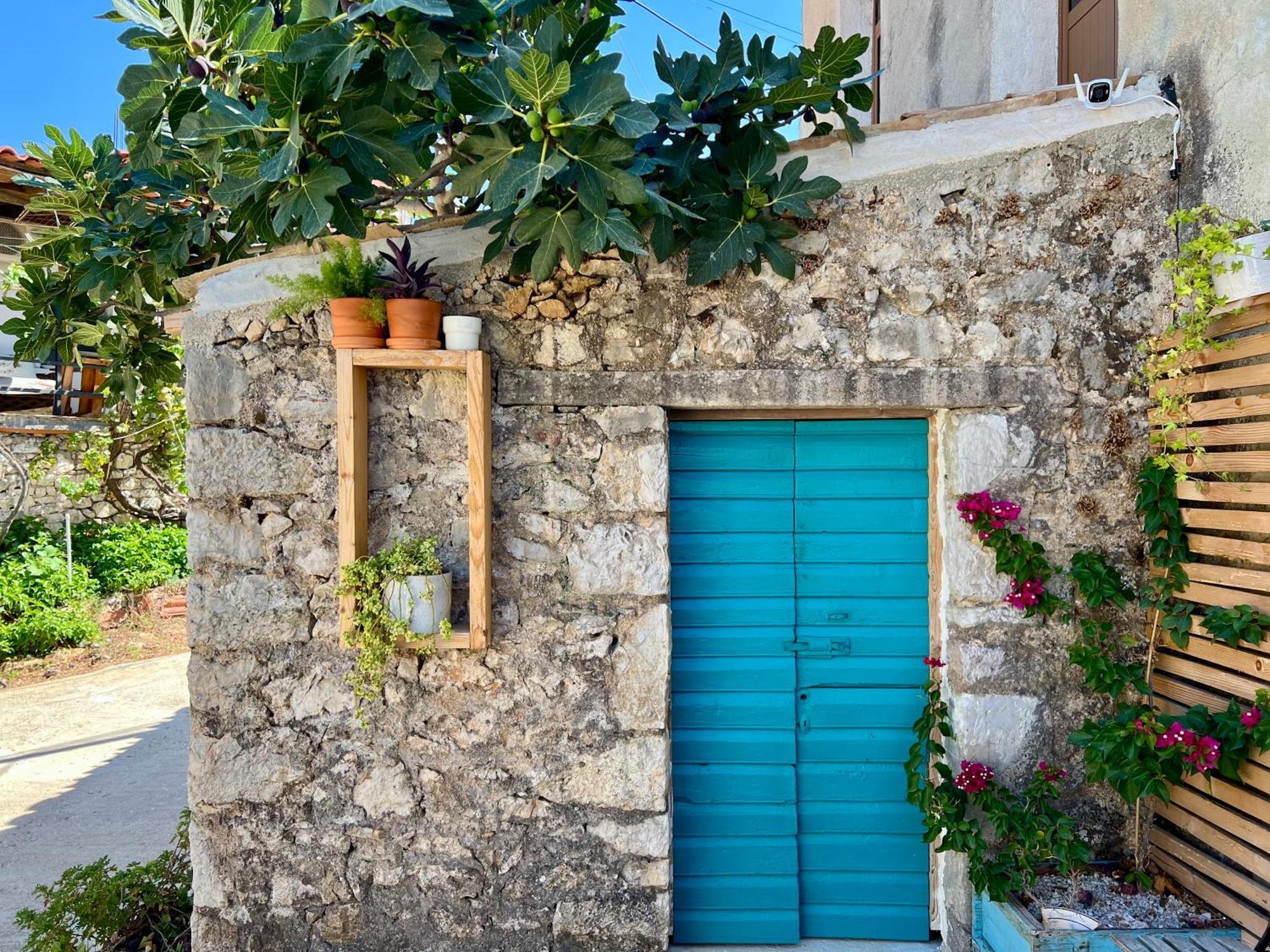 Guesthouse Near The Castle Of Himare Exterior foto